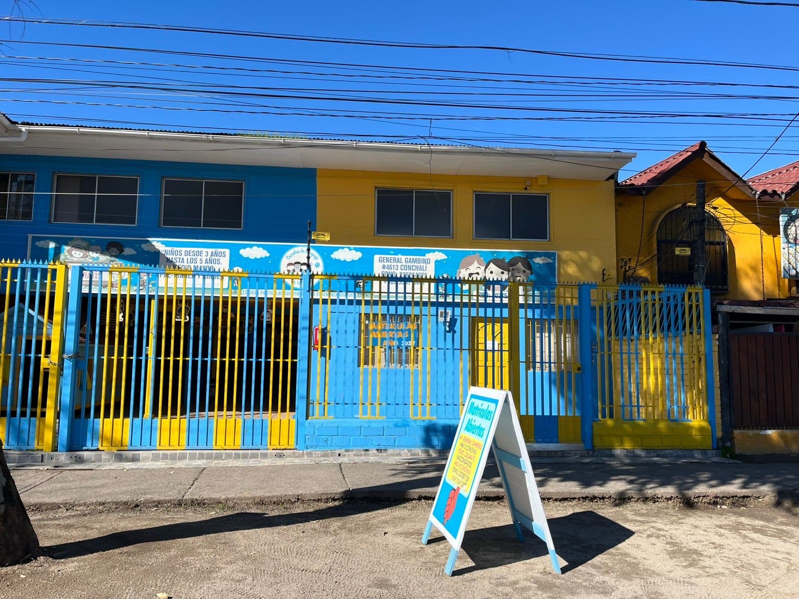 Acceso y frontis de la sede General Gambino con información de matrículas