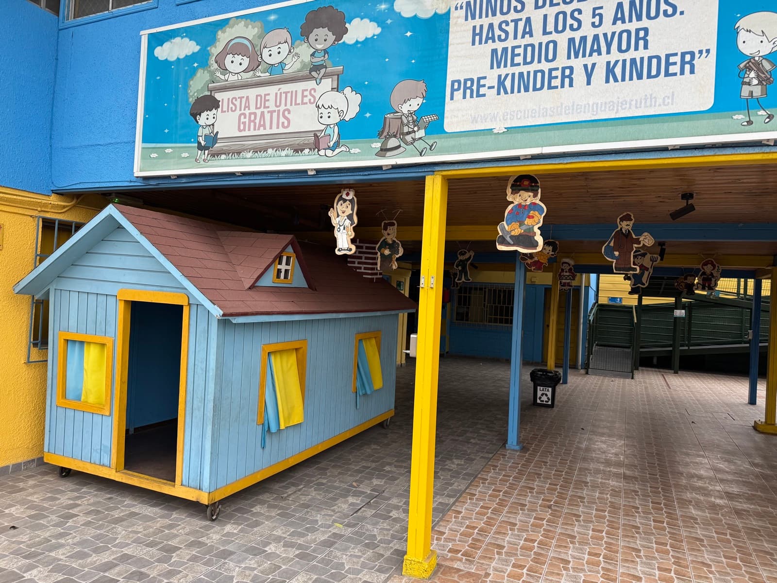 Casa de juegos infantil y patio techado en la sede General Gambino