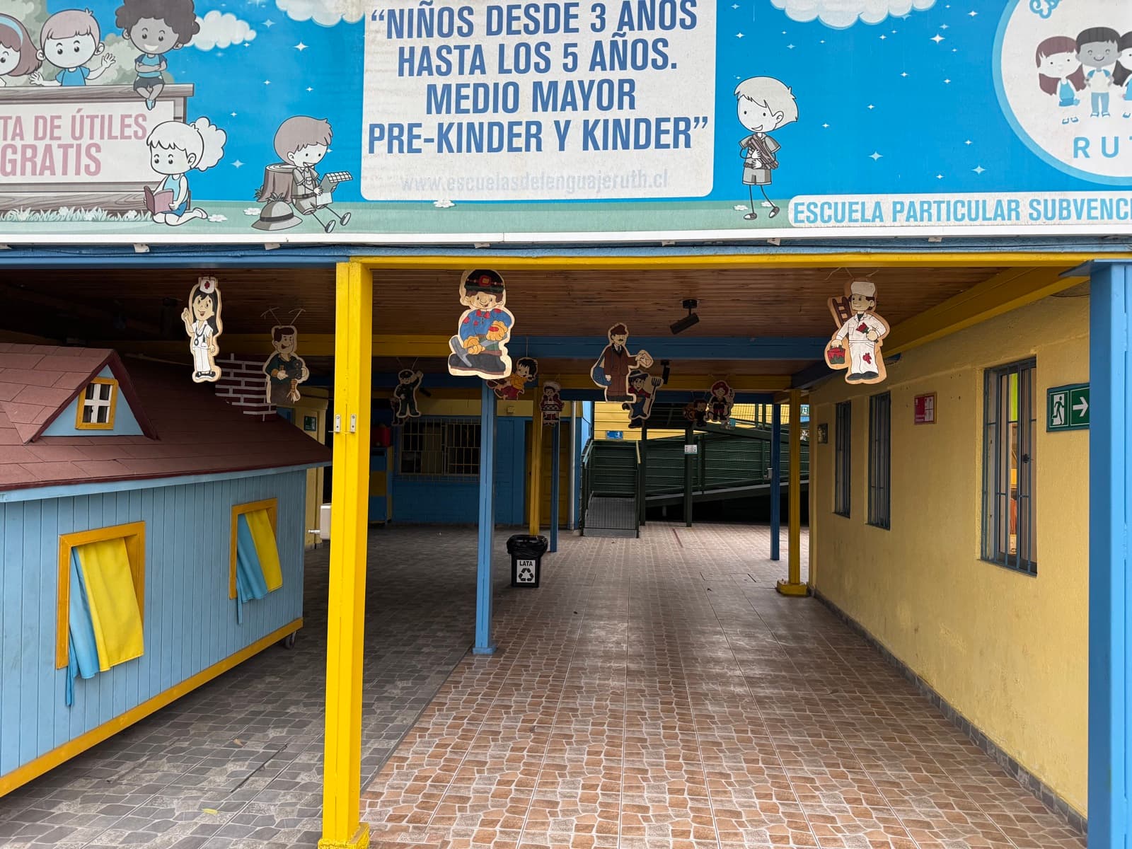 Patio techado y pasillo de juegos en la sede General Gambino