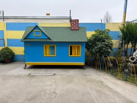 Casa de juegos infantil en el patio de la sede Vascongados
