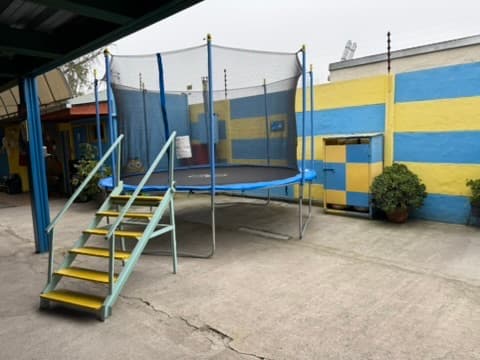 Patio de juegos de la sede Vascongados con un trampolín infantil