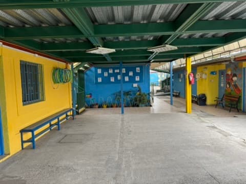 Patio techado y espacios de juego de la sede Vascongados